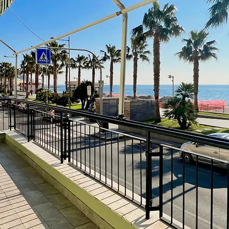 Trilocale Fronte Mare Apartmán *